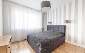 Fajny apartament z parkingiem, obok metra.